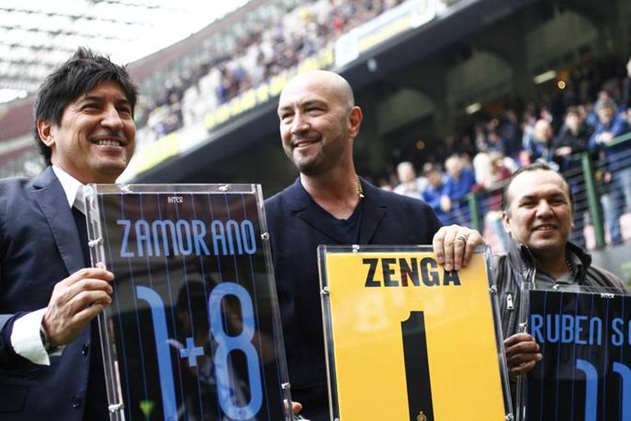 Ivan Zamorano, Walter Zenga e Ruben Sosa con le loro maglie: i tre grandi ex dell&#39;Inter sono stati premiati al Meazza prima della gara con il Chievo. LaPresse